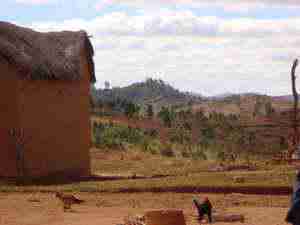 village de Mandimby au pied d'Ambohimalaza et vue sur Ambohibeloma