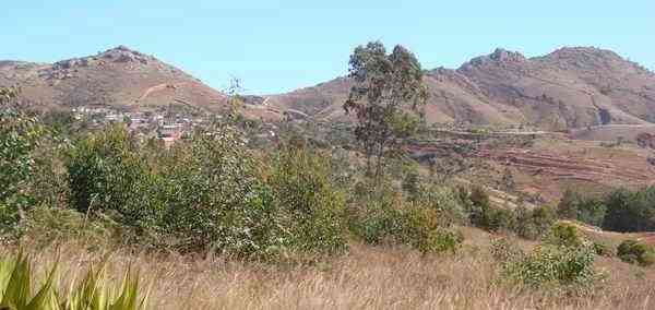 le massif d' Ambohitrondrana comprend 5 crêtes orientées NO - SE