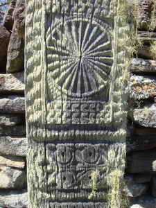 motifs décoratifs sculptés sur les poteaux de bois du vatolahy et du tombeau 