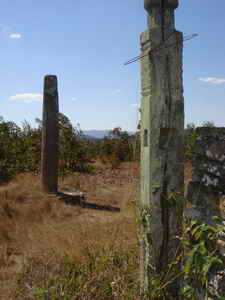 poteaux de bois sculptés, antérieurement reliés entre eux pour former une garniture autour du tombeau