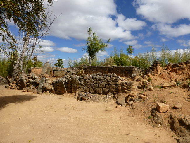 Village Mahazaza : tombeaux anciens princes et rois